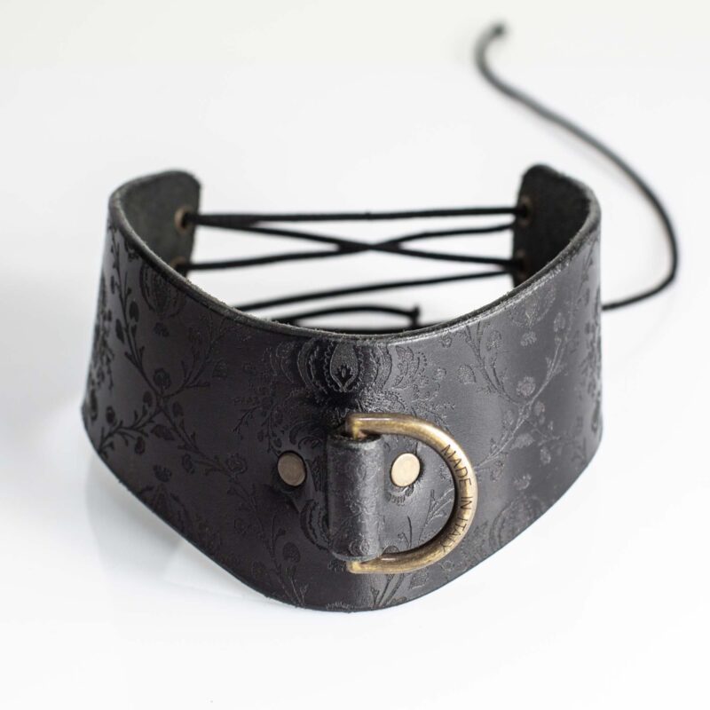 Leather baroque collar with engraving