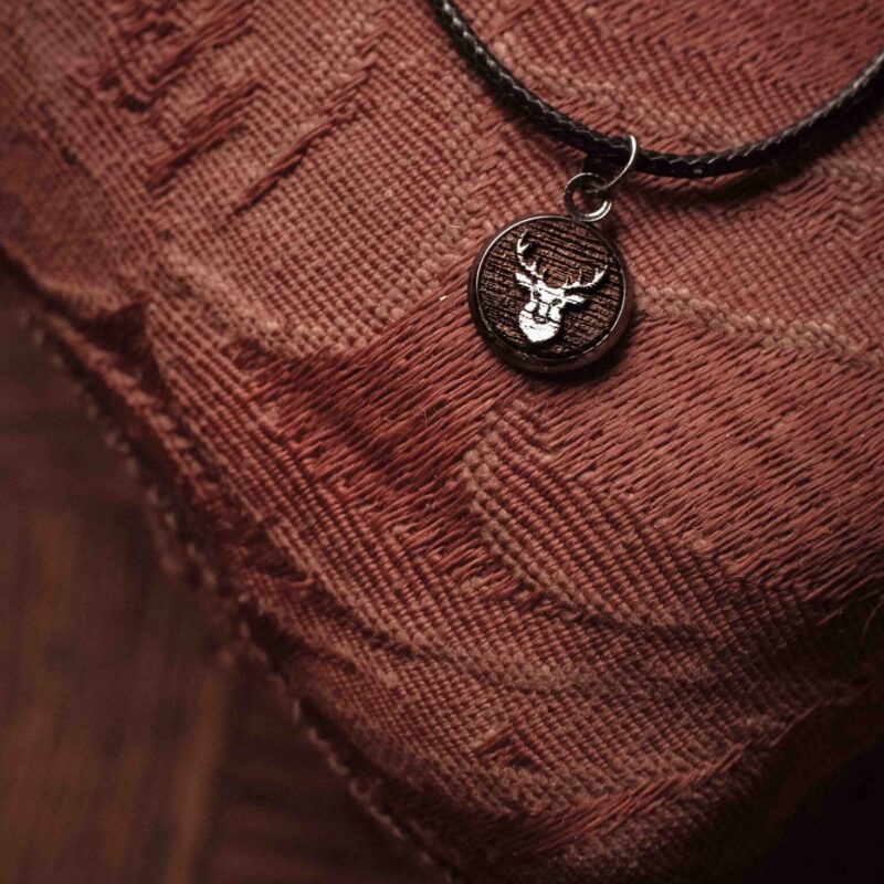 Stag pendant by La Cortigiana