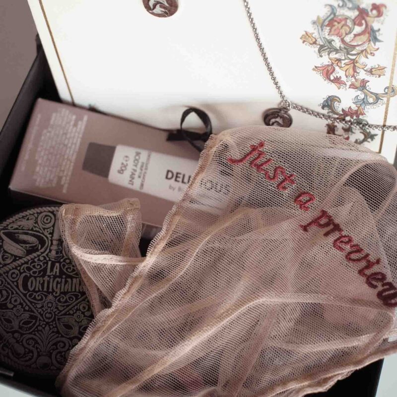 stag and vixen gift box by La Cortigiana